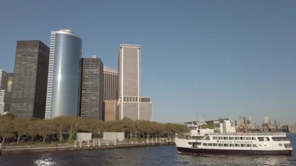 Паром Стейтен Айленд Приближается Центру Нью Йорка — стоковое видео