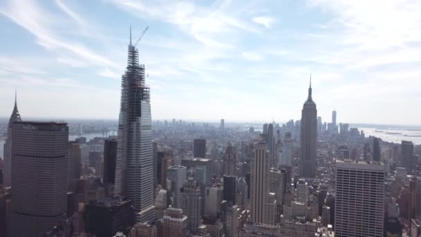 从纽约市建筑物的顶部观看 — 图库视频影像