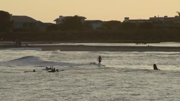Touristen Und Familien Genießen Den Strand Und Die Kleinen Wellen — Stockvideo