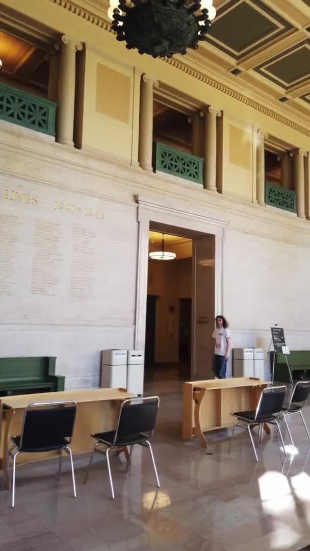 BOSTON, USA - SEPTEMBER, 2019: Muž procházející sály MIT v Bostonu