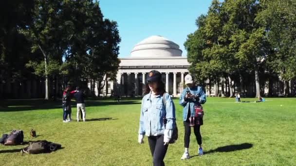 Boston Usa Září 2019 Lidé Procházející Před Památkou Massachusetts Institute — Stock video