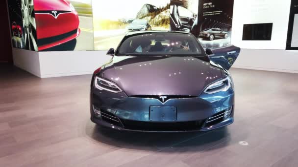 2019年9月 美国波士顿 在国际汽车节 Festival Automobile International 一辆黑色电动车Tesla — 图库视频影像