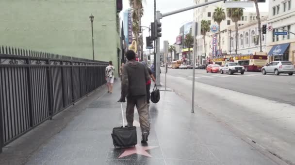 Los Angeles Usa 2019年9月 ハリウッド ウォーク フェームを歩く男のストリートシーン — ストック動画