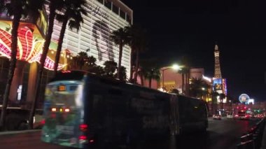 NEVADA, ABD - Şubat 2019: Nevada 'da modern binalar ve geçen otobüslerle merkez yer