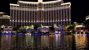 LAS VEGAS, ABD - 2019 Ağustos Las Vegas, Nevada Otelleri ve çeşmedeki dans eden su
