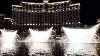 LAS VEGAS, ABD - 2019 Ağustos Las Vegas, Nevada Otelleri ve çeşmedeki dans eden su