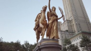 NEW YORK CITY, ABD - EPTEMBER 2019: Grand Army Plaza 'daki Genel Altın Anıt, Manhattan' daki Central Park 'ın güneydoğu köşesinde yer alan bir meydan.