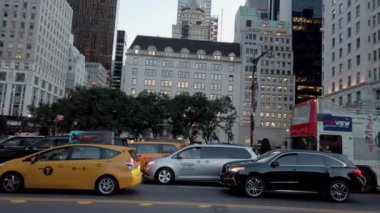 NEW YORK CITY, ABD - EYLÜL 2019: Brooklyn Köprüsü Parkı 'nda trafik ve arabalı yüksek binalar