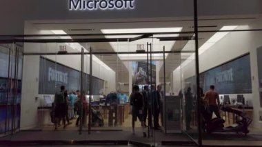 NEW YORK CITY, ABD - Eylül 2019: MICROSOFT builiding üzerinden yürüyen insanlar. Günün aceleci saati.