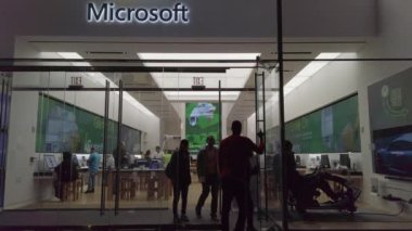NEW YORK CITY, ABD - Eylül 2019: MICROSOFT builiding üzerinden yürüyen insanlar. Günün aceleci saati.