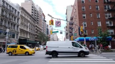 NEW YORK CITY, ABD - Eylül, 2019: şehir merkezinin sokak manzarası. Binalı cadde, arabalı yol, gündüz yürüyen insanlar.