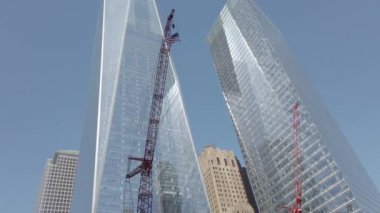 NEW YORK CITY, ABD - Eylül, 2019: Empire State Buildings. Binalı cadde, arabalı yol, gündüz yürüyen insanlar.