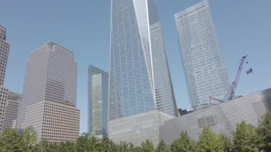 NEW YORK CITY, ABD - Eylül 2019: Empire State binalarının sokak manzarası. Binalı cadde, arabalı yol, gündüz yürüyen insanlar..