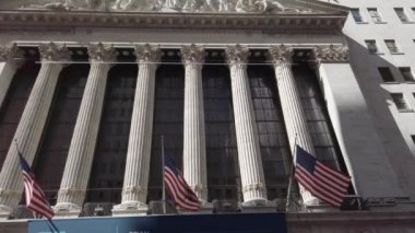 NEW YORK CITY, ABD - SEPTEMBER, 2019: Yoldan geçenler ve sütunlu yerel Yunan tarzı binalarla dolu şehir merkezi caddesi.