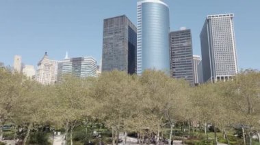 NEW YORK CITY, ABD - Eylül 2019: Empire State Binalarının manzara görüntüsü. Binalı cadde, arabalı yol, gündüz yürüyen insanlar..