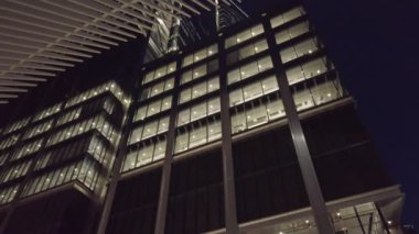 NEW YORK CITY, ABD - Eylül, 2019: şehir merkezinin sokak manzarası. Binalı cadde