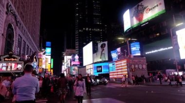 NEW YORK CITY, ABD - Eylül 2019: Times Square Manhattan, New York Geceleri. Işıklı binalar, reklamlar, etrafta dolaşan insanlar.