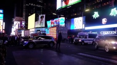 NEW YORK CITY, ABD - Eylül 2019: Times Square Manhattan, New York Geceleri. Işıklı binalar, reklamlar, etrafta dolaşan insanlar.