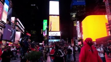 NEW YORK CITY, ABD - Eylül 2019: Times Square Manhattan, New York Geceleri. Işıklı binalar, reklamlar, etrafta dolaşan insanlar.