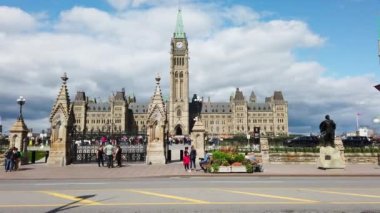 OTTAWA, CANADA - 2019 AĞUSTOS: Parlamento Binaları, Viktorya dönemi Gotik kumtaşı ihtişamıyla, 50 metre yüksekliğindeki Parliament Hill 'de oldukça görkemli bir manzara.
