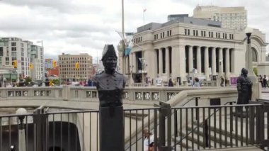 OTTAWA, CANADA - Ottawa 'nın merkez bölgesinin görüntüleri, bulutlu bir günde yürüyen insanlar. Tarihi bir kişilik abidesi.