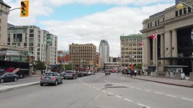 OTTAWA, CANADA - 2019 AĞUSTOS: Binalar, arabalar, yürüyen insanlar