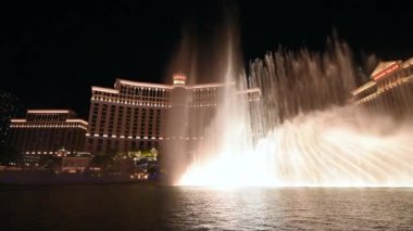 LOS ANGELES, ABD - Eylül 2019 Los Angeles şehir merkezinin sinematik manzarası. Geleneksel yerel stilde binalar, ışıklar ve su ile çeşme