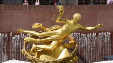 NEW YORK CITY, ABD - Eylül 2019: New York 'taki Rockefeller Center' da Prometheus Heykeli