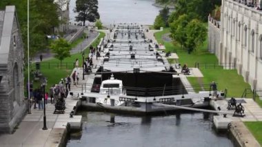 OTTAWA, CANADA - 2019 Ağustos: Ottawa kasabası. Geleneksel yerel tarzda binalar, arabalı yollar, su