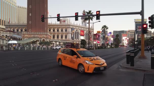 Nevada Usa September 2019 内华达州的中心位置 现代建筑采用当地风格设计 有车和过路人的大道 — 图库视频影像