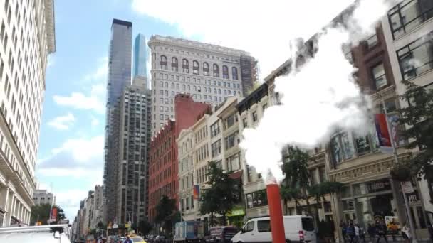 美国纽约州纽约市 2019年9月 阳光下纽约市建筑 塔楼和较小的地方建筑的广角街道景观 — 图库视频影像