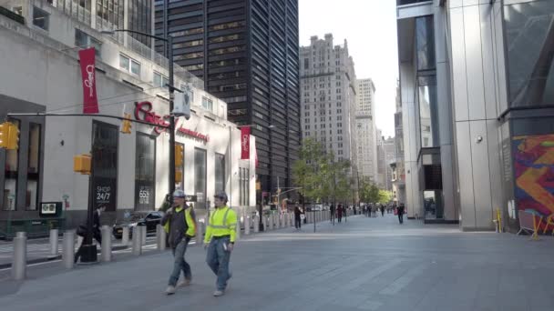 美国纽约州纽约市 2019年9月 中心地区与步行人士的街道景观 — 图库视频影像