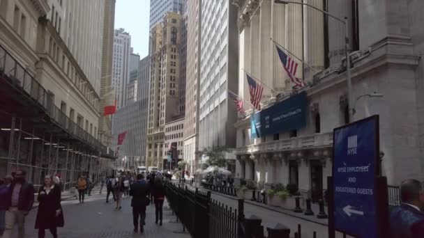 2019年9月9日 市中心街道景观充满了过客和地方官方大楼 美国国旗 — 图库视频影像