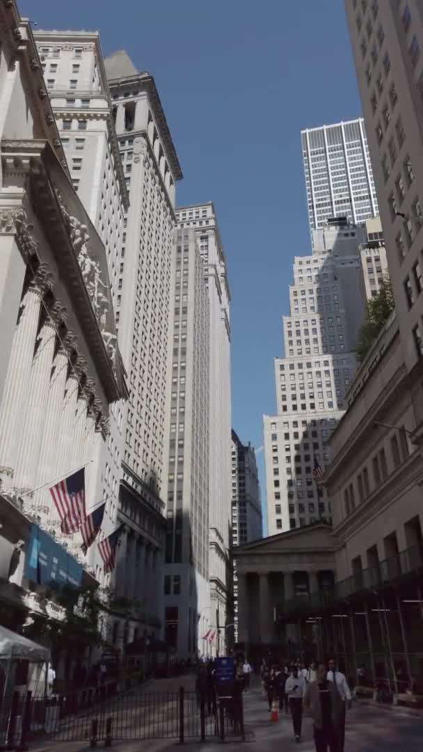 ニューヨーク市 アメリカ 2019年9月 通行人や地元の公式ギリシャ風の建物が立ち並ぶダウンタウンの街並み — ストック動画
