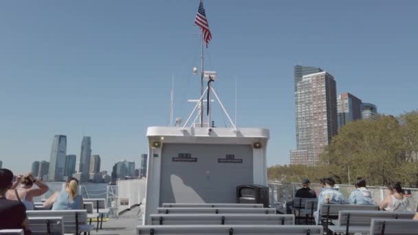 2019年9月 アメリカ ニューヨーク市 通り沿いに通行人や地元の役人の記念碑が立ち並ぶアメリカ国旗のある記念碑 — ストック動画