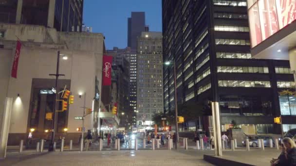 New York City 2019年9月 ダウンタウンの街並み 通りの建物 車と道路 夜に人々を歩く — ストック動画