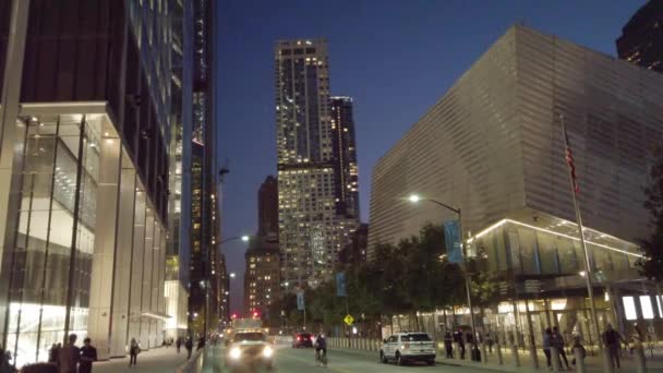 2019年9月 市中心的街道景观 有建筑物的街 有车的路 晚上走路的人 — 图库视频影像