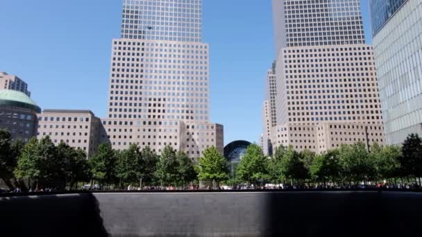 2019年9月9日 时代广场曼哈顿日光 白色建筑和绿色植被的景观 前景中的纪念碑9 — 图库视频影像