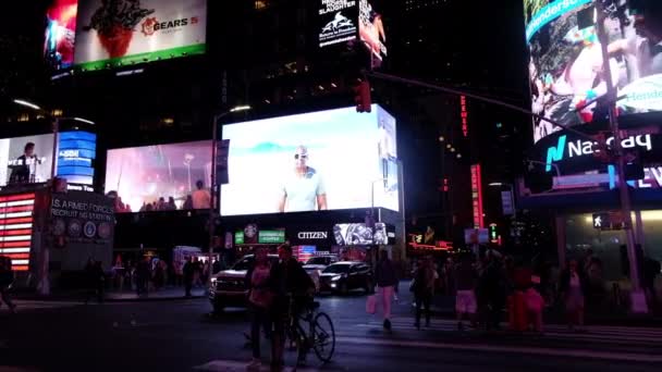ニューヨーク市 9月2019 タイムズスクエアマンハッタンニューヨーク夜 街路灯の建物や広告や人々が歩き回る風景 — ストック動画