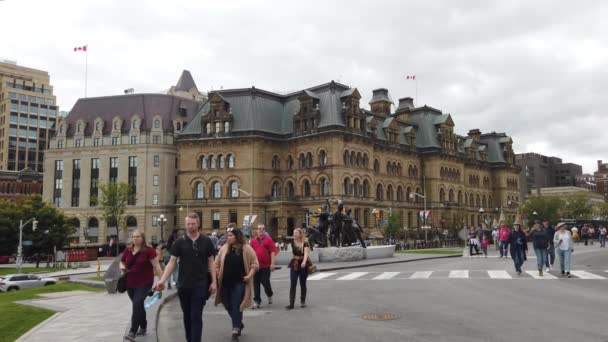 オタワ カナダ 8月2019 オタワの中心街の映像 曇りの日に歩く人々 — ストック動画