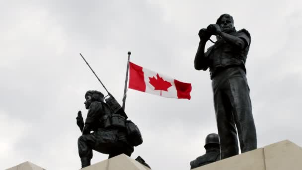 Ottawa Canada Agosto 2019 Monumento Dois Soldados Com Bandeira Canadense — Vídeo de Stock