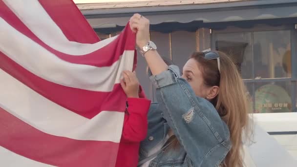 Los Angeles Usa September 2019 Ung Kvinna Med Amerikansk Flagga — Stockvideo