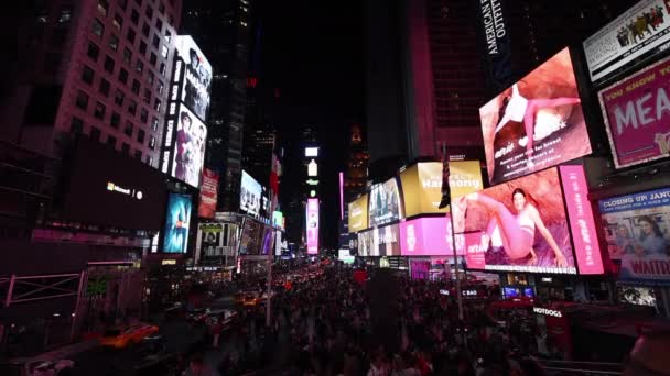ニューヨーク市 9月2019 夜のタイムズスクエアマンハッタン 街路灯の建物や広告や人々が歩き回る風景 — ストック動画
