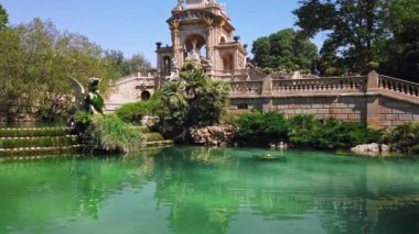 Önünde gölet olan çeşme ve kemer Parc de la Ciutadella, Barcelona, İspanya