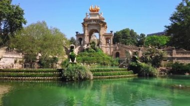 Önünde gölet olan çeşme ve kemer Parc de la Ciutadella, Barcelona, İspanya