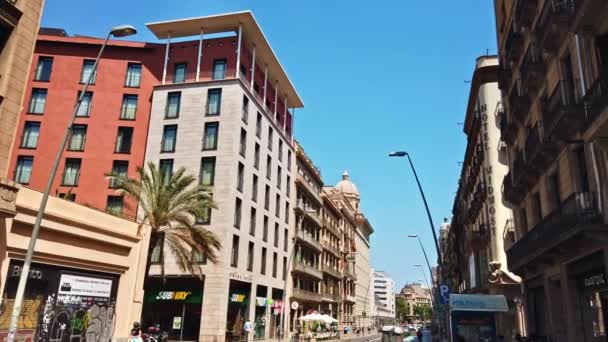 Barcelona Spain June 2021 Streetscape City Ходячі Люди Старі Будинки — стокове відео