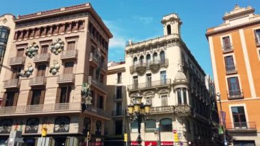 BARCELONA, İSPAN-HAZİRAN 2021: Güneşli bir günde klasik tarzda yapılmış eski binalar