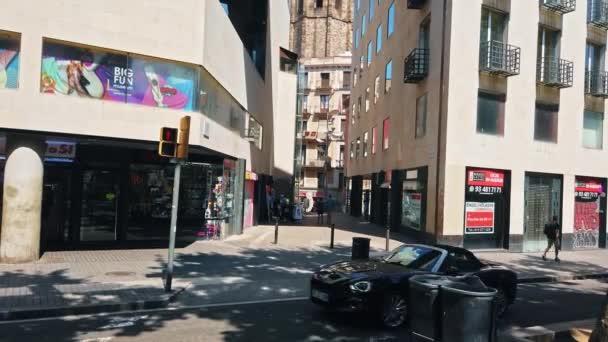 Barcelona Spain June 2021 Streetscape City 行驶中的汽车 两座大楼之间可见的旧塔楼 阳光灿烂 — 图库视频影像