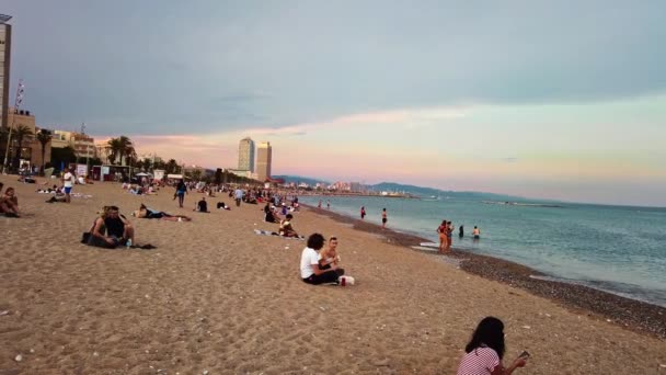 バルセロナ スペイン 2021年6月10日 日没時に地中海沿岸のビーチ 複数の人 ホテル — ストック動画