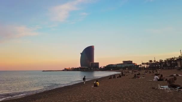 バルセロナ スペイン 2021年6月10日 日没時に地中海沿岸のビーチ 複数の人 ホテル — ストック動画